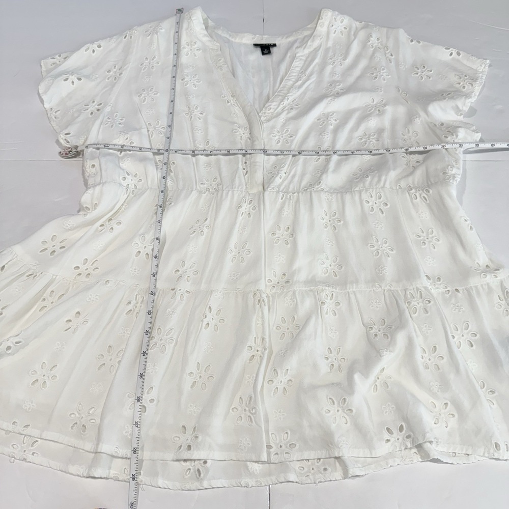 Torrid White Babydoll Eyelet Challis Top Size 2X - Picture 10 of 11